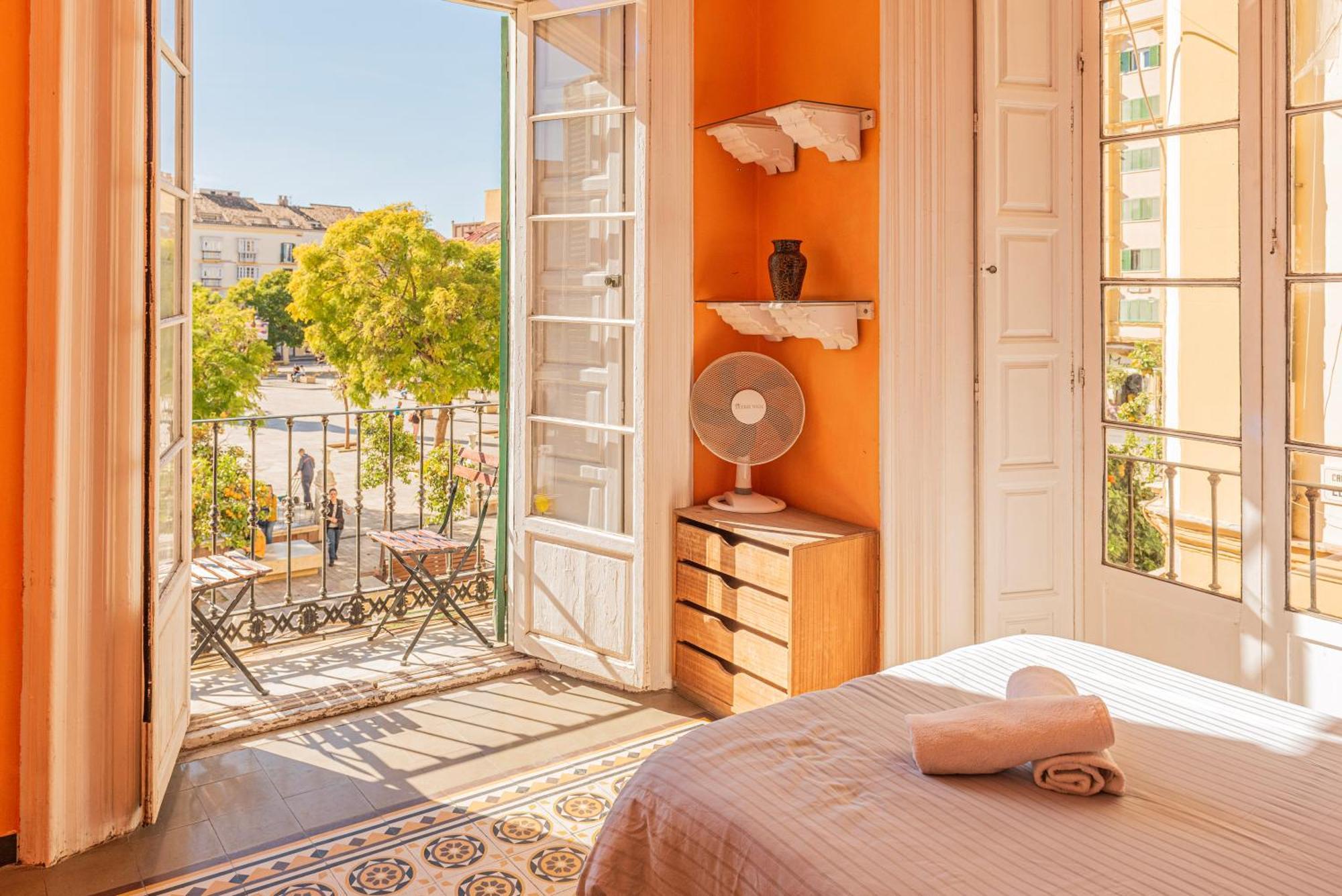 Private Rooms In Historic Building On The Square Málaga Buitenkant foto