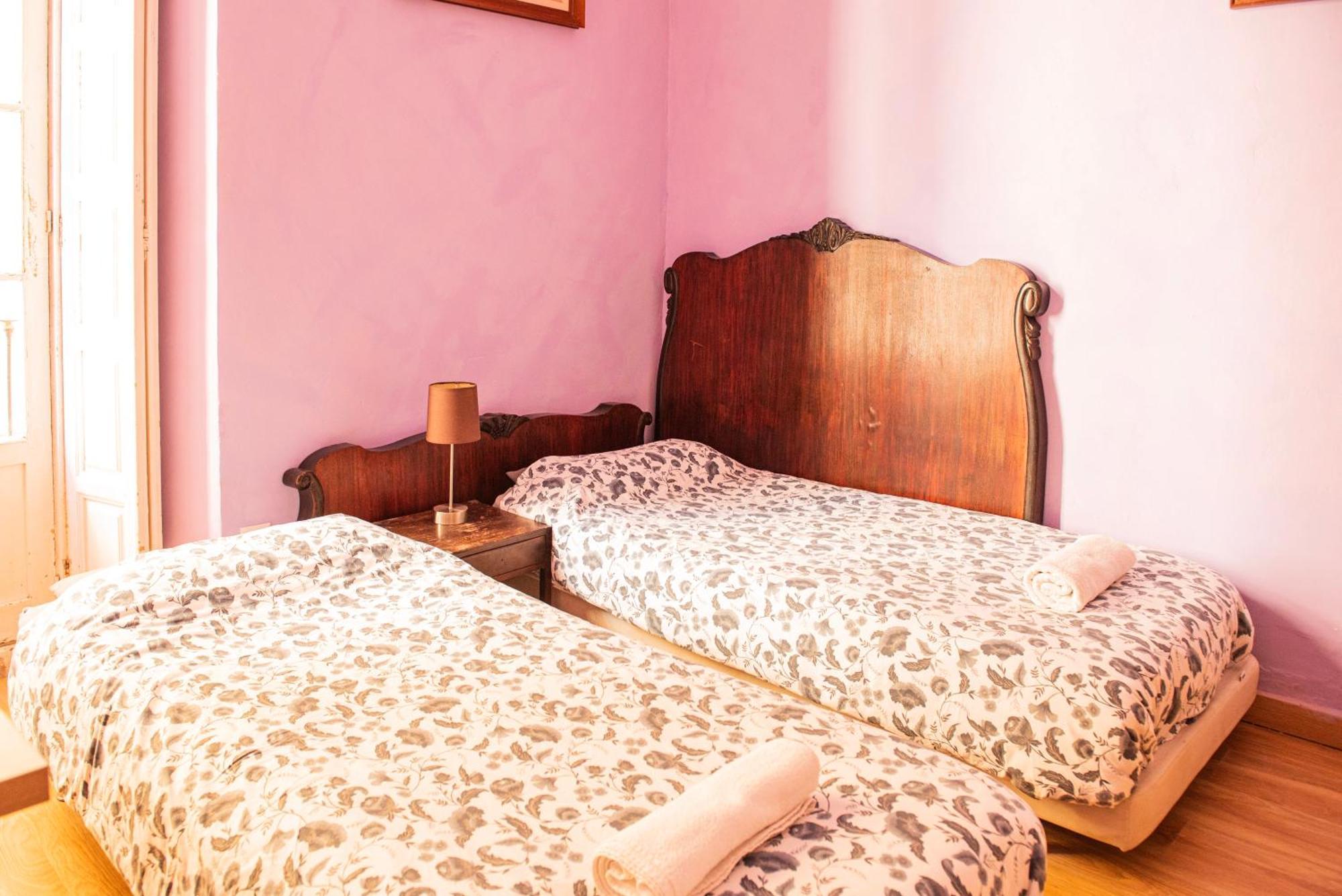 Private Rooms In Historic Building On The Square Málaga Buitenkant foto