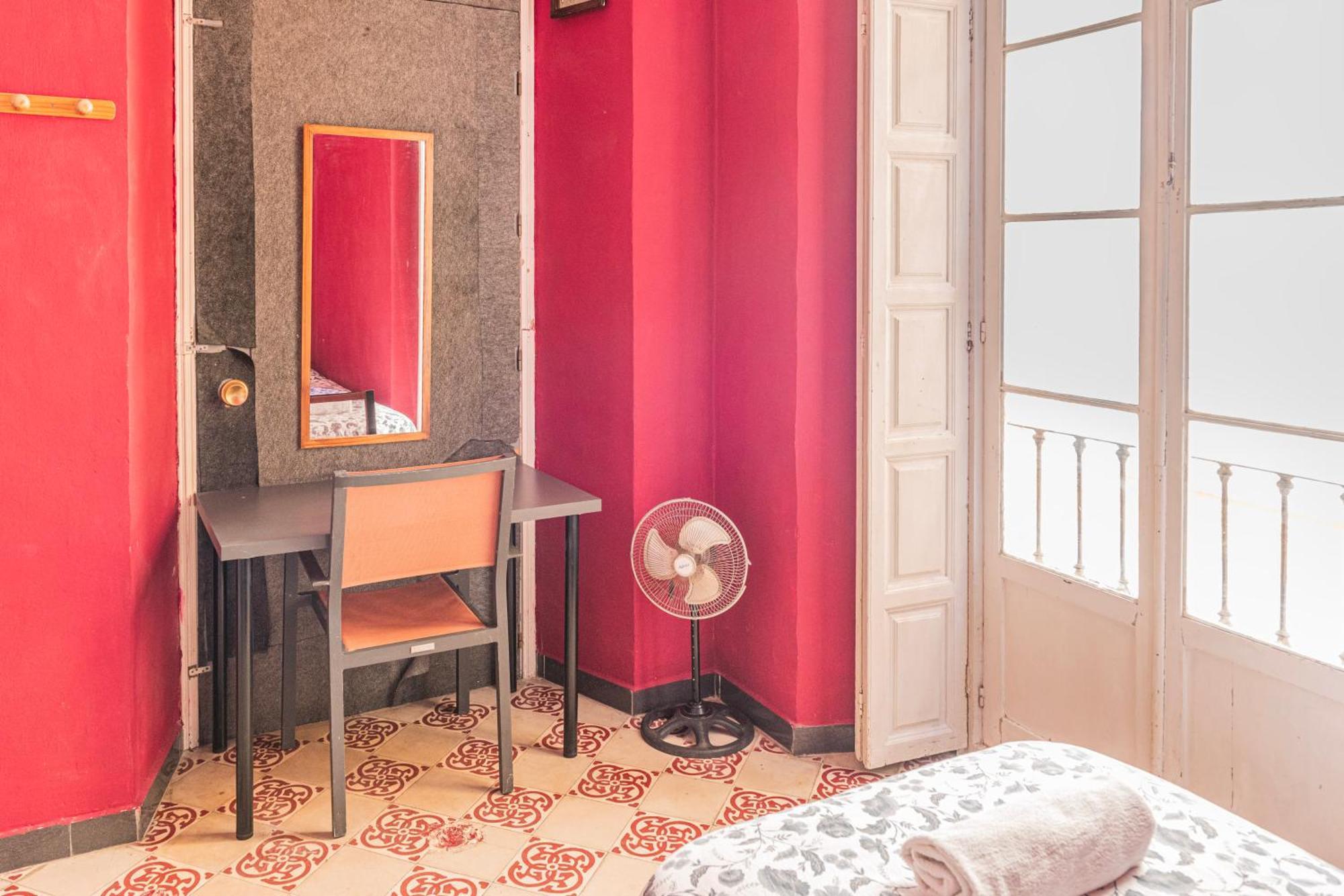 Private Rooms In Historic Building On The Square Málaga Buitenkant foto