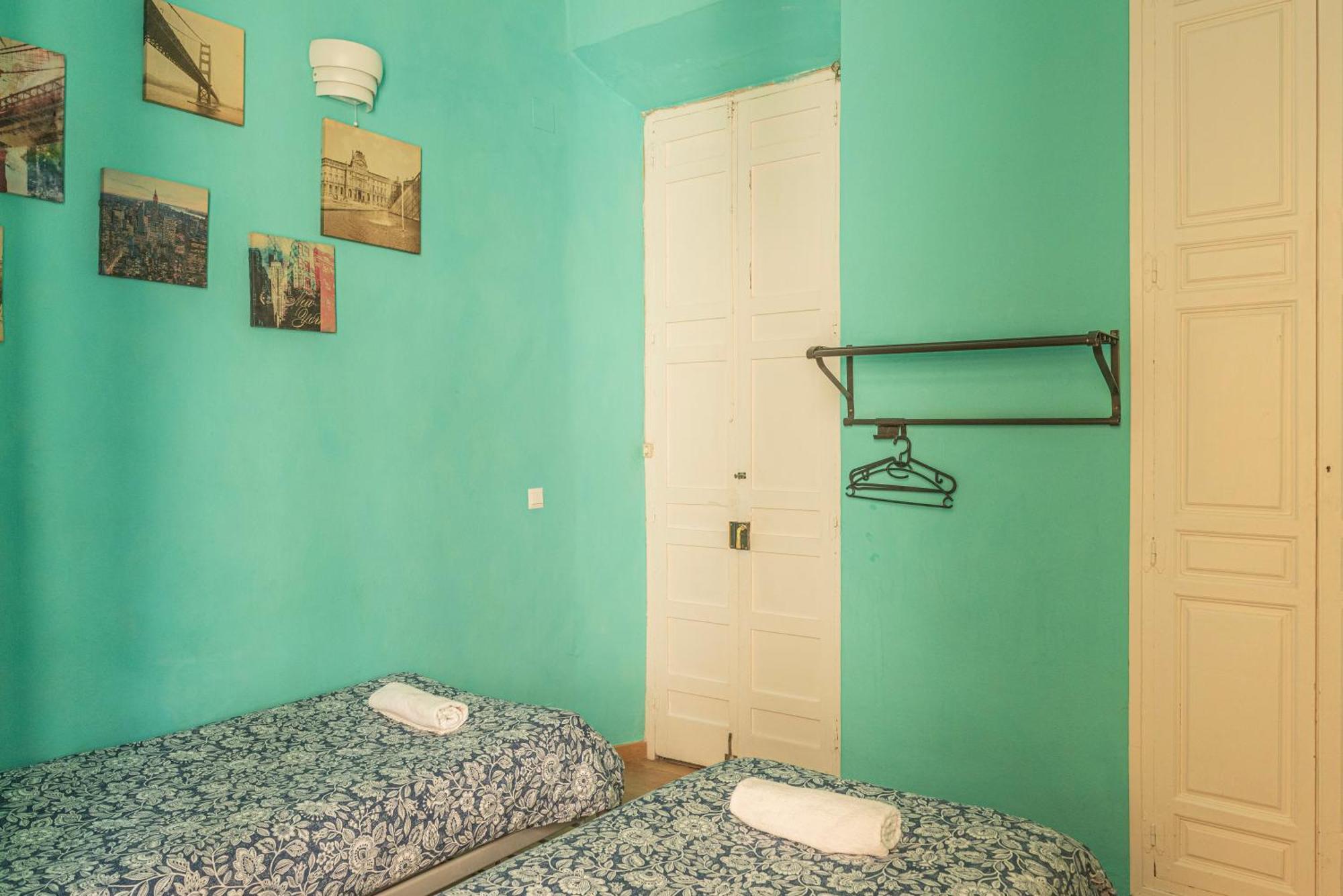 Private Rooms In Historic Building On The Square Málaga Buitenkant foto