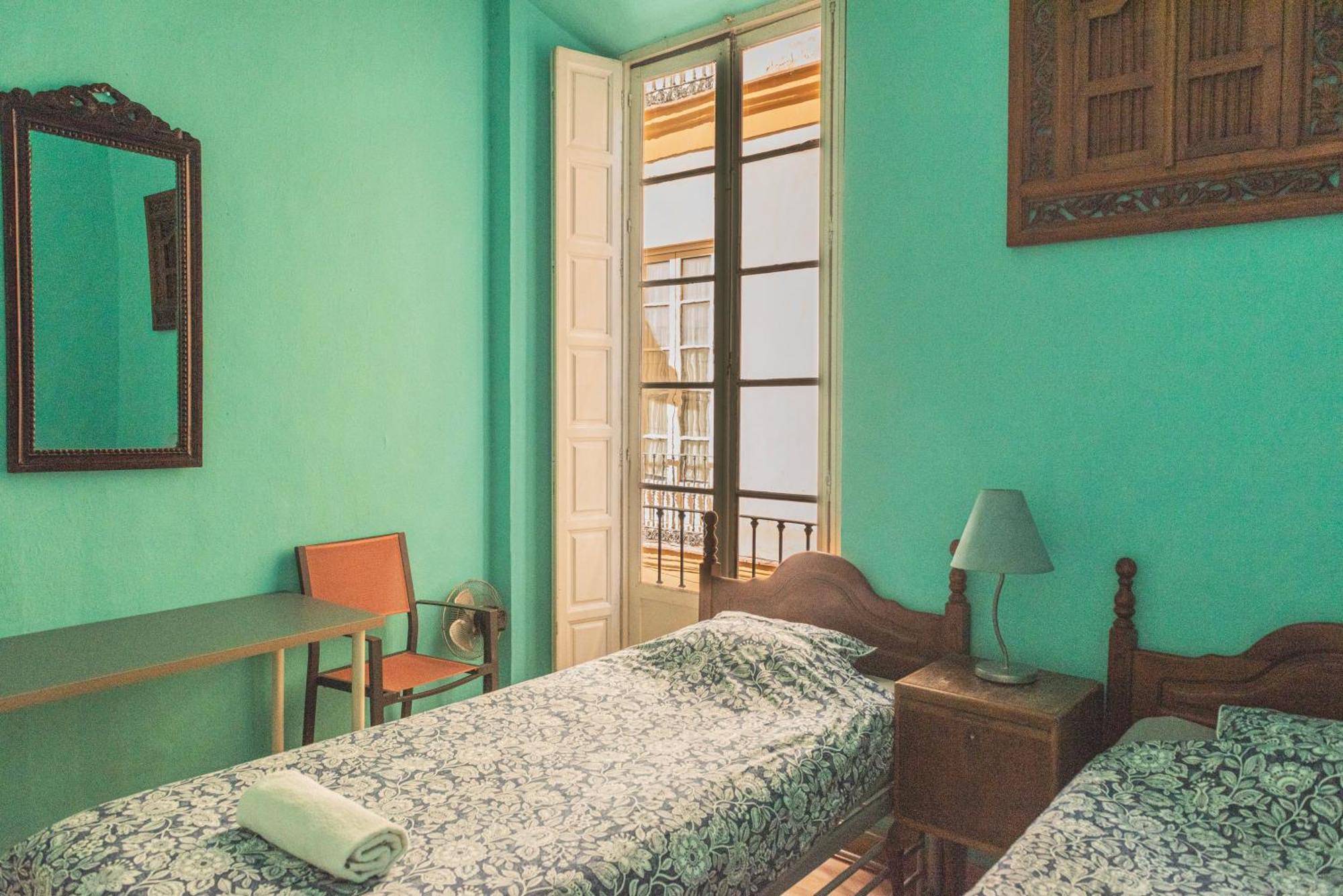 Private Rooms In Historic Building On The Square Málaga Buitenkant foto